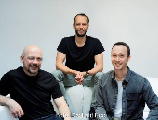 Das aus drei Herren bestehende Gründerteam von Daylight Eco sitzt auf einem Sofa.