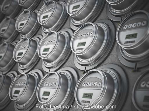 Das Bild zeigt mehrere Smart Meter neben- und übereinander.