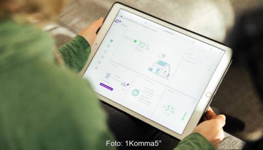 Im Bild Ein Mensch mit Laptop und der Heartbeat IoT-Plattform, kostenloser Strom von 1Komma5° geht nur damit.