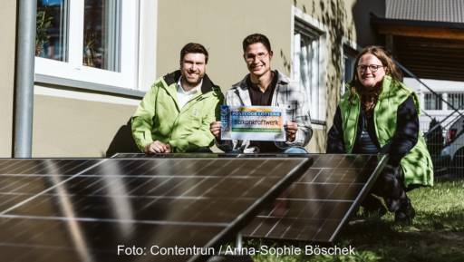 Im Bild der Gewinner der DUH-Verlosung für Balkonkraftwerke aus Memmingen.