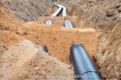 Zu sehen ist eine Fernwärmeleitung, Symbol für Infrastruktur für die Wärmewende.