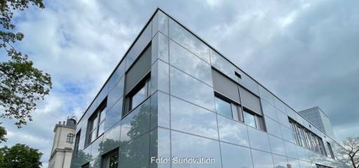 Im Bild eine BIPV Fassade von Sunovation.