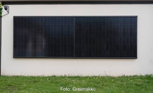 Im Bild zwei Photovoltaik-Module, die mit dem Fassaden-Montagesystem für Stecker-Solargeräte von Greenakku installiert wurden.