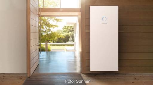 Im Bild eine Sonnenbatterie als Symbol für ein virtuelles Kraftwerk in Schweden.