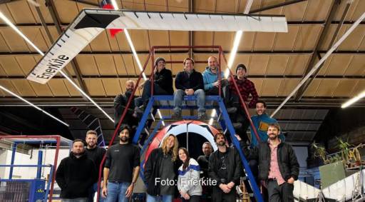 Im Bild das Team von Enerkite mit einer Flugwindkraftanlage.