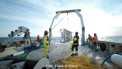 Im Bild Menschen, die das Manta-Ray-G1-Messsystem des Fraunhofer IWES vom Schiff lassen.