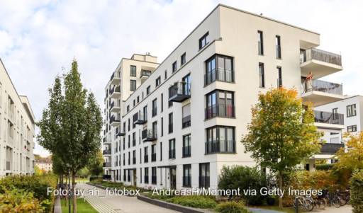 Im Bild ein Mehrfamilienhaus in einem Quartier, für das die VDI Richtlinie 4646 E „Anwendung von Großwärmepumpen“ zum Tragen kommen könnte.