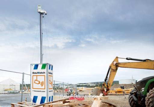 Im Bild eine mobile Videoüberwachung von Bauwatch, mit der man Solarparks überwachen kann.