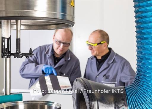Im Bild zwei Forscher, die an der Aluminium-Graphit-Dual-Ionen-Batterie (AGDIB) forschen.