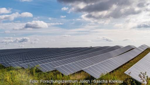 Im Bild ein Solarpark, die enorme Menge an PV erfordert in Zukunft neue Recycling-Strategien für Photovoltaik-Module.
