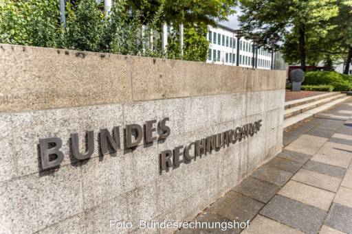 Auf einer Mauer der Schriftzug Bundesrechnungshof - er hat sich mit der Energiewende befasst.