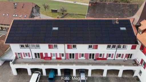 Solardach auf einem Gebäude von der Form einer Scheune.