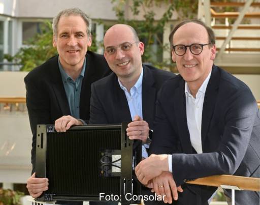 Drei Männer in Business-Kleidung mit einem PVT-Kollektor.