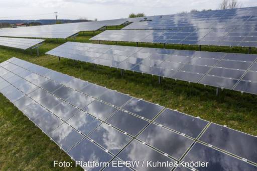 Freiflächensolarpark: in den Modulen spiegelt sich der Himmel und die Wolken