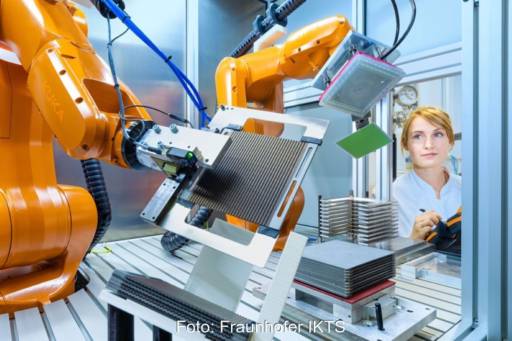 Eine Wissenschaftlerin überwacht eine Roboter mit Brennstoffzellen.