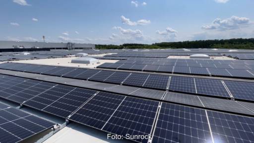 Flachdach großflächig mit Solarmodulen bestückt.