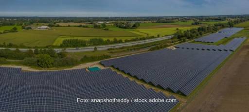 Im Bild ein Photovoltaik-Solarpark. Die Checkliste „Die 10 Gebote der Freiflächen-PV“ soll Kommunen bei der Planung helfen.
