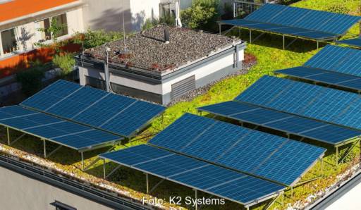 Im Bild das Photovoltaik-Montagesystem für Gründächer Greenroof Vento von K2 Systems.