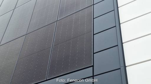 Im Bild die fassadenintegrierte Photovoltaik-Anlage bei Fenecon.