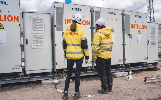 Im Bild zwei Menschen mit Arbeitsbekleidung als Symbol für die geplanten Großspeicher in Norddeutschland.