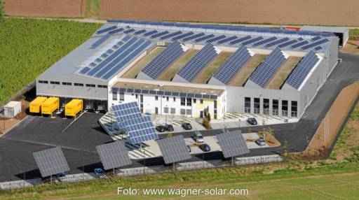 Im Bild der Fertigungsstandort von Wagner Solar, das Unternehmen hat PVT-Module in das Sortiment aufgenommen.