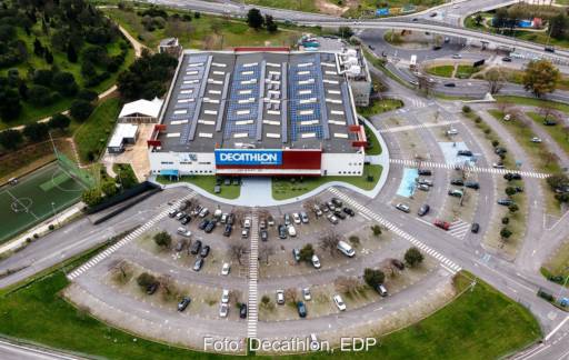 Im Bild eine der Photovoltaik-Anlagen, die bei Decathlon in Portugal schon in Betrieb ist.