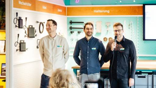 Im Bild die Geschäftsführer des Fachhändlers für Balkonkraftwerke Yuma David Breuer, Gerome Körbel und Sebastian Berben