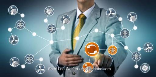 Im Bild ein Mensch, der auf Symbole tippt, Deutsche Windguard hat eine Automatisierung der Stromsteuermeldung entwickelt.