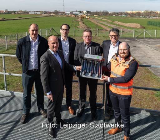 Im Bild Offizielle beim Baustart für Deutschlands größte Solarthermie-Anlage in Leipzig.