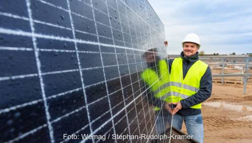 Im Bild ein Mann beim Bau in einem Photovoltaik-Solarpark, 140 MW in der Prignitz geplant.