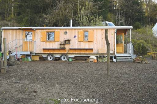 Bauwagen aus Holz in einem Wald