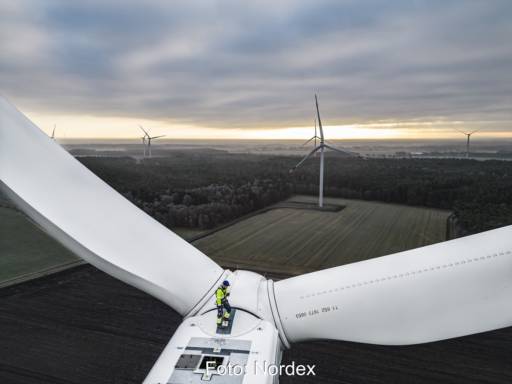 Blick über eine Windenergie-Anlage von Nordex