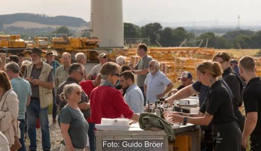 Im Bild Bürger:innen beim Bau einer Windenergieanlage, die Bürgerbeteiligung an Windparks und Photovoltaik-Freiflächenanlagen erhöht die Akzeptanz.