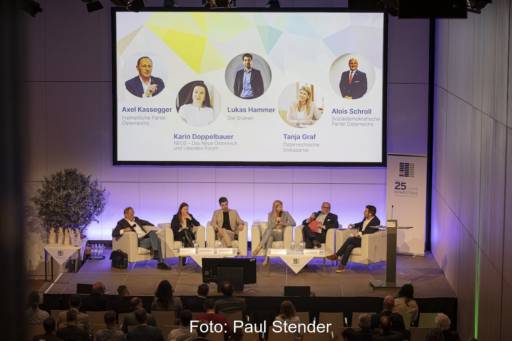 Podiumsdiskussion auf Pv-Konferenz in Österreich: 6 Menschen auf breiten Sesseln, Projektion mit Namen und Parteien