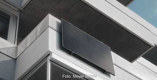 Schwarzes Solarmodul an einem Balkon