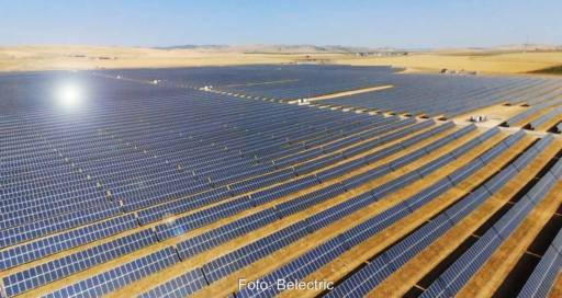 Blick über eine 50 MW große PV-Anlage in trockener heißer Landschaft.
