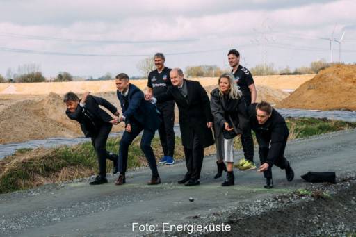 Fünf Personen beim so genannten Bosseln, darunter Kanzler Scholz, Ministerpräsident Günther und Wirtschaftsminister Habeck.