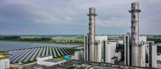 Kraftwerksstandort mit Gasturbinen und Photovoltaik in den Niederlanden.