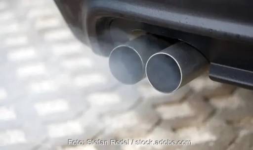 Im Bild ein Auspuff eines Autos, der CO2 ausstößt, laut Prüfbericht vom Expertenrat für Klimafragen hat der Verkehr das Klimaziel erneut verfehlt.
