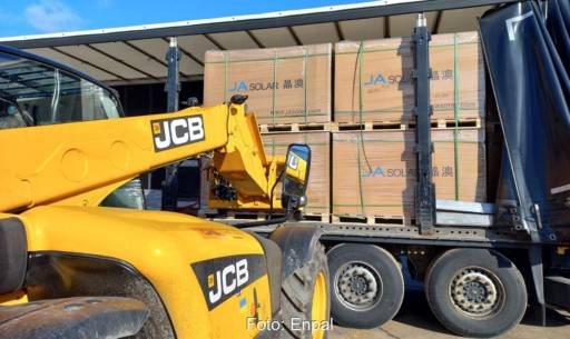 Im Bild das Entladen eines LKW, der die Photovoltaik-Module im Rahmen der Initiative „Repowering Module für die Ukraine“ nach Cherson gefahren hat.