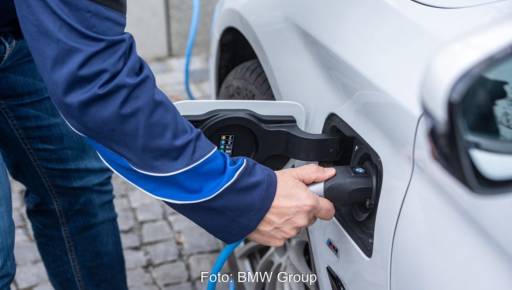 Im Bild ein E-Auto von BMW, für das Solaroptimiertes Laden nun möglich wird.