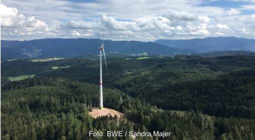 Im Bild eine Windenergieanlage im Schwarzwald. In Baden-Württemberg kam es im ersten Quartal 2024 zu 21 Genehmigungen für neue Windenergieanlagen.
