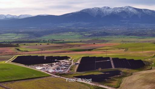 Im Bild die im Bau befindliche Photovoltaik-Freiflächenanlage Castaño Solar, aus der Apple Solarstrom beziehen wird.