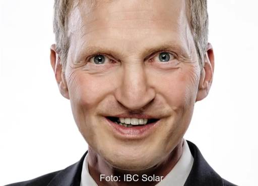 Im Bild Jörg Ebel, Präsident des BSW-Solar, der die Solaranlage in der Ukraine eigeweiht hat.