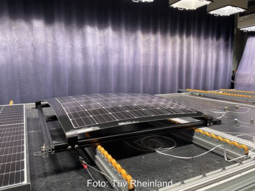 Leicht gewölbtes PV-Modul auf Metallschienen, Messkabel - VIPV im Test