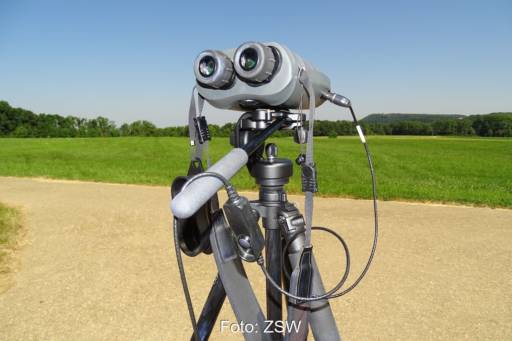 Messapparatur die aussieht wie ein Fernglas steht auf einem Acker - Naturschutz und Windenergie.