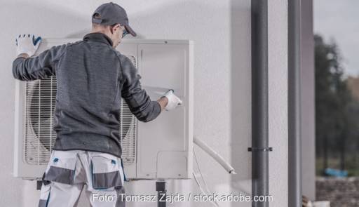 Mann installiert Wärmepumpe.