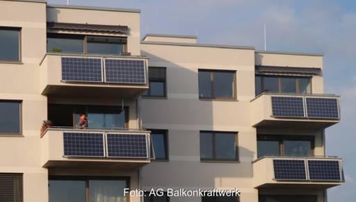 Im Bild mehrere Steckersolargeräte, für die das Solarpaket Verbesserungen bringt.
