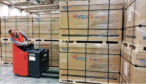 Im Bild ein Lager mit einem Gabelstapler und Trina-Modulen, das Unternehmen hat seine Geschäftszahlen vorgelegt.