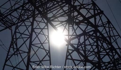 Im Bild Strommasten, die Bundesnetzagentur legt den Netzreservebedarf im Strombereich fest.